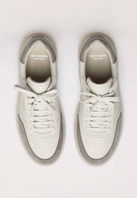 Sneakers in pelle bianca con dettagli in suede grigio, caratterizzati da lacci rotondi, punta perforata e marchio sulla soletta.