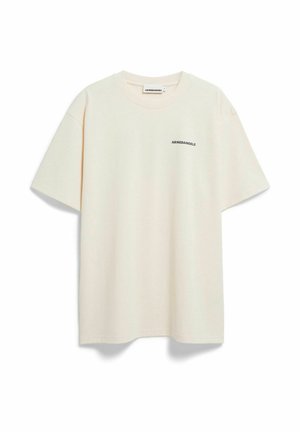 Roomkleurig katoenen t-shirt met een ontspannen pasvorm, korte mouwen en een klein zwart "ARMEDANGELS"-logo op de voorkant. Eenvoudig ontwerp, zachte textuur.