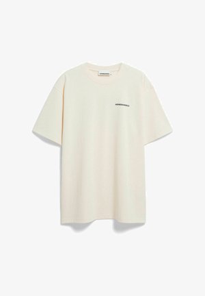 Cremefarbenes Baumwoll-T-Shirt mit lockerem Schnitt, kurzen Ärmeln und kleinem schwarzem "ARMEDANGELS"-Logo auf der Vorderseite. Schlichtes Design, weiche Textur.