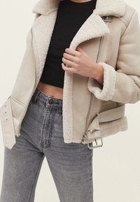 Stradivarius Bunda z umělé kůže - off-white