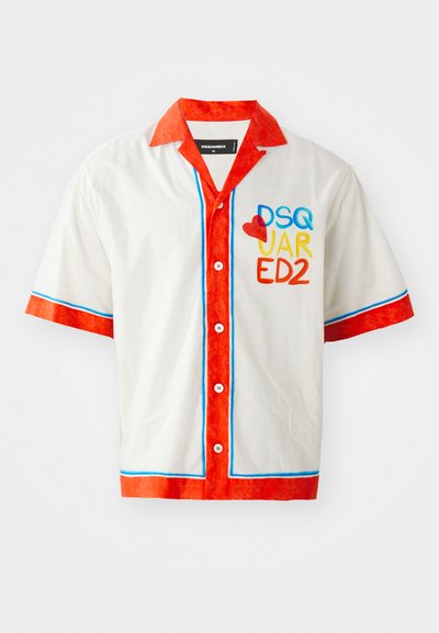 Camisa de manga corta de algodón blanco con cuello y puños rojos. Presenta detalles de ribete en azul y rojo, y un logotipo multicolor "DSQ JAR ED2" en la parte frontal.