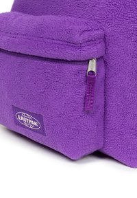 Paarse fleece rugzak met een voorvak met ritssluiting, gestructureerde stof en een Eastpak-logo patch in bijpassend paars.