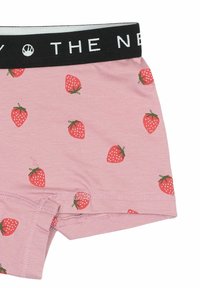 Roze pamučne bokserice s crnim elastičnim pojasom na kojem piše "THE NEW." Ukrašene su malim crvenim jagodama i zelenim listovima.