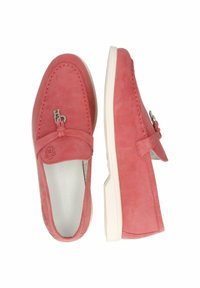 Scarpe slip-on in suede rosa con punta arrotondata, suola in gomma bianca, dettaglio in pizzo frontale e piccolo logo metallico.