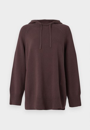 Haut à capuche en tricot marron foncé avec des manches longues, des poignets et un ourlet côtelés, et des cordons à la nuque.