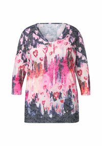 V-ringad topp med trekvartslånga ärmar som har ett flerfärgat hjärta och abstrakt mönster i rosa, lila och grå nyanser. Mjuk textur.