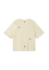 Crèmekleurig T-shirt met korte mouwen en rode geborduurde accenten, waaronder bloemen en het woord "SOL." Zacht materiaal, ontspannen pasvorm, ronde hals.