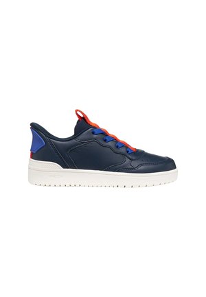 Scarpa da ginnastica blu scuro con suola bianca, lacci blu e arancioni, e una toppa blu sul tallone, mostrata di profilo su sfondo bianco.