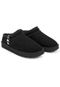 Schwarze Wildlederschlüpfschuhe mit einem weichen Innenfutter, runder Zehe und einer flachen Gummisohle; verfügen über dekorative Metallakzente auf einer Seite.
