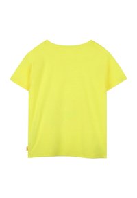 T-shirt giallo in cotone con scollatura rotonda, maniche corte e vestibilità comoda. Sul lato sinistro è presente un'etichetta piccola e multicolore.