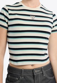 Gestreepte korteblouset in crème, met afwisselend donkerblauwe en teal strepen; klein driehoekig logo op de borst.