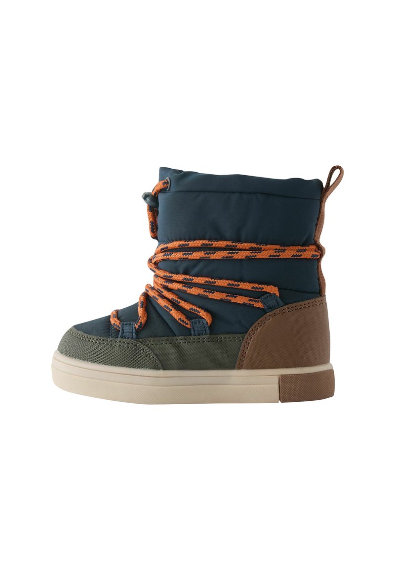 Groene en marineblauwe laars met oranje gestreepte veters, een gewatteerde kraag, bruine accenten en een rubberen zool. Geweven stof en gladde leren delen.