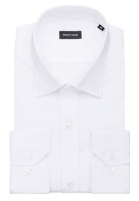 Biała koszula wykonana z teksturowanej tkaniny, z klasycznym kołnierzykiem, sześcioma guzikami z przodu i podwójnymi mankietami, z metką "PROCHNIK."