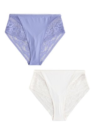 Zwei Spitzen-Damenslips, einer lavendelfarben und einer weiß, mit floraler Spitze an den Seiten und einfarbigen Vorderteilen.