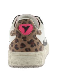 Zapatilla blanca con acento en el talón de estampado de leopardo, logo rosa, suela de goma texturizada y detalles en negro.