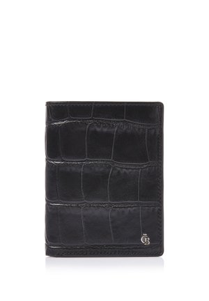 Schwarzes Lederportemonnaie mit Krokodilstruktur und kleinem Metall-Logo unten rechts auf weißem Hintergrund.