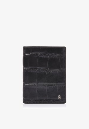 Cartera negra de cuero con textura de cocodrilo y un pequeño logo metálico en la esquina inferior derecha sobre fondo blanco.