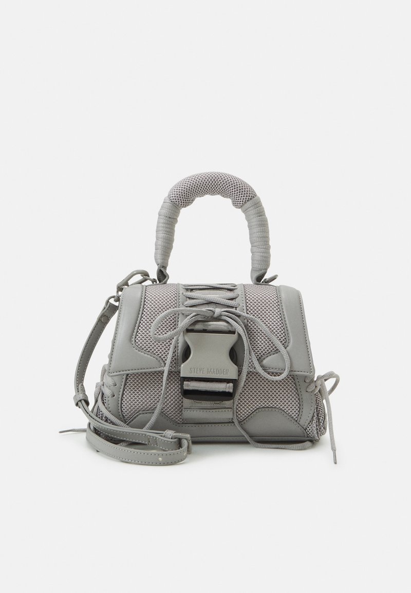 Sac à main gris avec une forme structurée, doté de panneaux en maille, de cordons de serrage et d'une poignée rembourrée. Sangle réglable incluse.