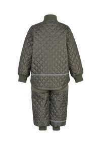 Prešívaný dvojdielny oblek v tmavozelenej farbe, obsahujúci bomber bundu so žebrovaným golierom a manžetami, a zladené nohavice s reflexnými prvkami.