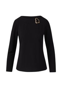 Zwart longsleeve top met een wijde halslijn en een abstracte gouden broche op de linker schouder.