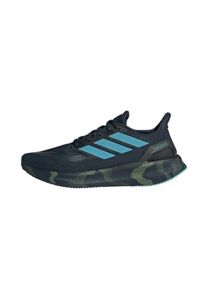 Chaussure de sport noire avec des accents bleus, tige en mesh et semelle en caoutchouc texturé présentant un motif camouflage vert. Lacets et col rembourré inclus.