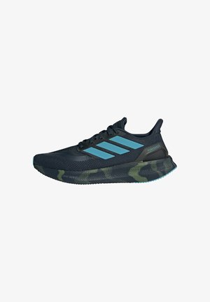 Czarne sportowe buty z niebieskimi akcentami, siateczkowa cholewka i teksturowana gumowa podeszwa z wzorem w zielony kamuflaż. Zawiera sznurowadła i wyściełany kołnierz.