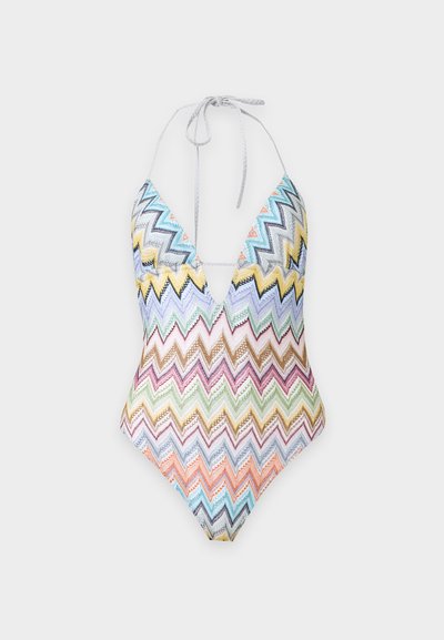 Maillot de bain une pièce à col halter avec motif zigzag multicolore dans des nuances de bleu, jaune, violet, rose et vert sur fond blanc.