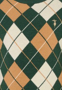 Maglione lavorato a maglia in verde scuro, beige e marrone chiaro con un motivo a rombi. Comprende un piccolo logo nell'angolo superiore.