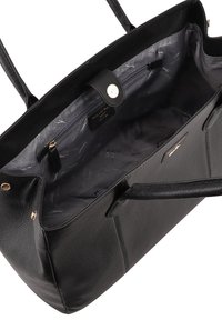 Zwarte leren tote bag met gestructureerde buitenkant, gouden hardware en een grijze binnenkant. Bevat een ritsvak en insteekcompartimenten aan de binnenzijde.