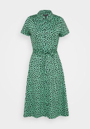 Grünes Hemdkleid mit kurzen Ärmeln, schwarzen Leopardenflecken, einem Kragen, Knöpfen vorne und einem gebundenen Taillengürtel.
