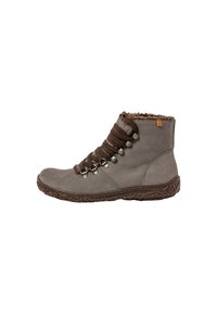 Bota alta gris con cordones marrones, ojetes metálicos, suela texturizada y forro de piel sintética en el cuello. Material duradero con un diseño elegante.