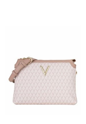 Sac à main à motif géométrique rose avec un emblème doré en forme de « V », matériau synthétique, bandoulière en cuir et fermeture éclair. Présente une texture lisse.