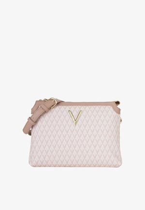Sac à main à motif géométrique rose avec un emblème doré en forme de « V », matériau synthétique, bandoulière en cuir et fermeture éclair. Présente une texture lisse.