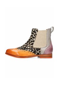 Bottine en cuir avec un bout beige, un côté en imprimé léopard, un panneau élastique gris et un accent violet sur le talon, agrémentée de détails perforés.