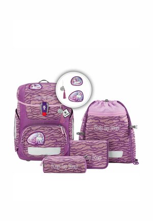 Lila Schulrucksack-Set umfasst einen großen Rucksack, einen Beutel mit Kordelzug, ein Etui und einen passenden Schlüsselanhänger. Es verfügt über wellenförmige Muster und Einhorn-Designs.