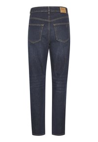 Jeans in denim blu scuro con taglio dritto, dotati di due tasche posteriori e cuciture gialle a contrasto. Design minimalista senza scoloriture visibili.