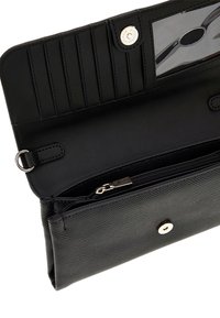 Portefeuille noir avec plusieurs emplacements pour cartes, une fenêtre pour une pièce d'identité transparente et un compartiment zippé. Fabriqué en matériau texturé avec des accents en métal doré.