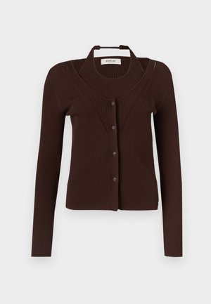 Rebrasti smeđi kardigan s dugim rukavima i zatvaranjem na gumbe. Ima jedinstveni dizajn izreza i horizontalnu rebrastu teksturu.