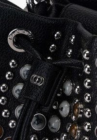 Borsa in pelle nera con texture, caratterizzata da borchie in metallo argentato e colorato, con parte superiore arricciata e chiusura con una targhetta in metallo brandizzata.