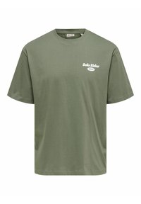 Olijfgroene katoenen t-shirt met ronde hals, korte mouwen en de tekst "Solo Rider" in het wit gedrukt op de voorkant.
