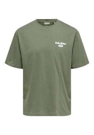 Tamnoplavi pamučni majica s kratkim rukavima i okruglim izrezom, s natpisom "Solo Rider" otisnutim u bijeloj boji na prednjoj strani.