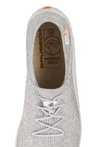 Szare dziane buty typu slip-on z teksturowanym górnym materiałem z wełny merino, elastycznymi sznurowadłami oraz wyściełaną wkładką z logo. Akcentowane białą podeszwą.