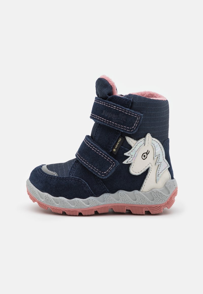 Botas de tobillo azul marino con dos correas ajustables de velcro. Presentan un diseño de unicornio en blanco, gris y acentos en rosa. Suela de goma texturizada.