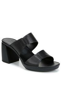 Zwarte leren high-heeled sandaaltjes met twee brede banden en een blokhak. Gladde textuur met een licht glanzende afwerking.