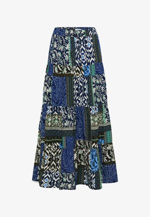 Jupe maxi à design à étages avec des motifs patchwork en bleu, noir, blanc et vert, ornée de motifs floraux et géométriques.