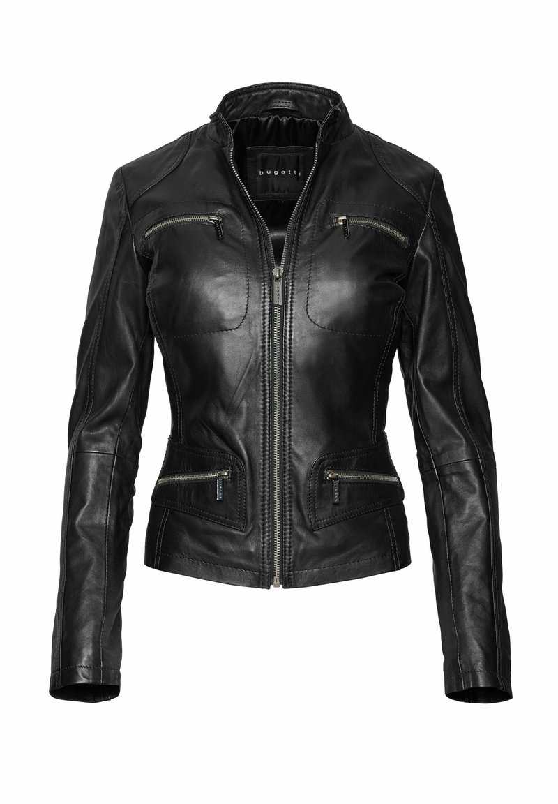 Crna kožna jakna s prilagođenim dizajnom, visokim ovratnikom i zatvorenim džepovima. Sadrži karakteristične šavove i glatku teksturu.