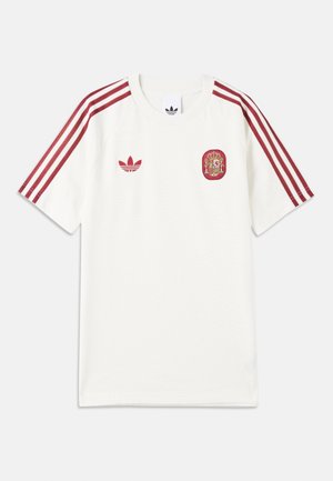 Weißes Adidas-Sporttrikot mit roten Drei-Streifen-Ärmeln, rotem Adidas-Logo auf der linken Brust und dem Wappen der spanischen Nationalmannschaft auf der rechten Brust.
