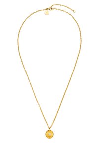 Halskette in Goldfarbe mit einer zarten Kette und einem runden, strukturierten Anhänger, der einen zentralen klaren Stein enthält. Verstellbarer Verschluss mit Markenetikett.