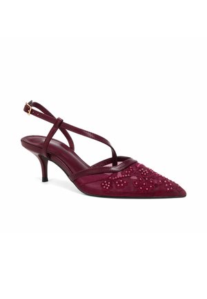 Bordowe czółenka typu slingback z wąskim noskiem, ozdobione kwiatowymi koralikami, cienkimi paskami i małym obcasem kitten.