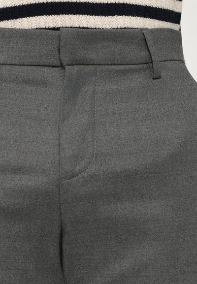 Grå byxor med ett slätt, texturerat tyg. Har en platt framsida, sidfickor och en skräddarsydd passform. Diskret sömnadsdetalj längs sömmarna.
